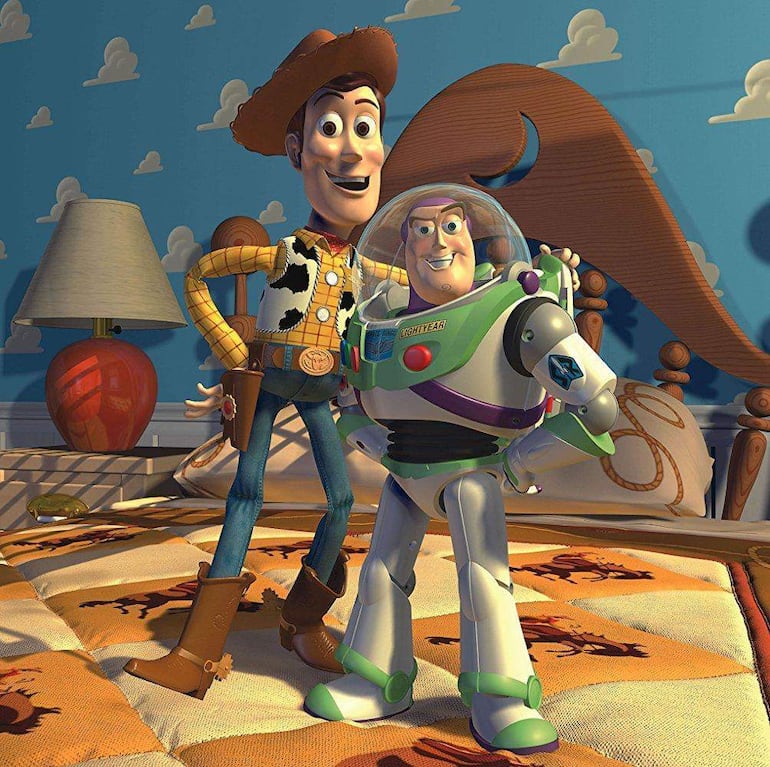 Woody y Buzz Lightyear sonriendo, en una escena colorida y animada de Toy Story.