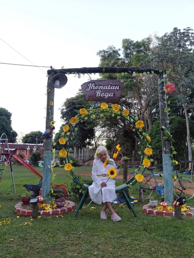 Los girasoles son los favoritos de Doña Justina y acompañaron su celebración.