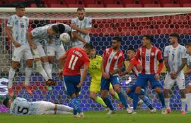 De una inmejorable posición, este remate de tiro libre de Ángel Romero chocó con la barrera. (AFP)