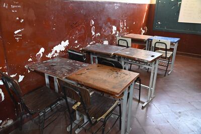 Pésimo estado de los muebles en el Colegio Nacional República Argentina.