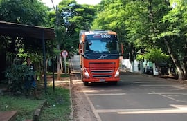 Uno de los camiones que desprendió los cables en el barrio San Roque de Presidente Franco.