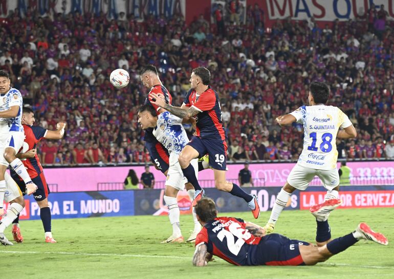 Primer gol de Cerro Porteño en el triunfo sobre Luqueño.