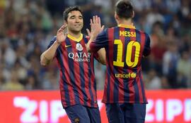 El director deportivo del FC Barcelona, Anderson Luís de Souza 'Deco' junto a Lionel Messi en el partido de despedida del portugués.