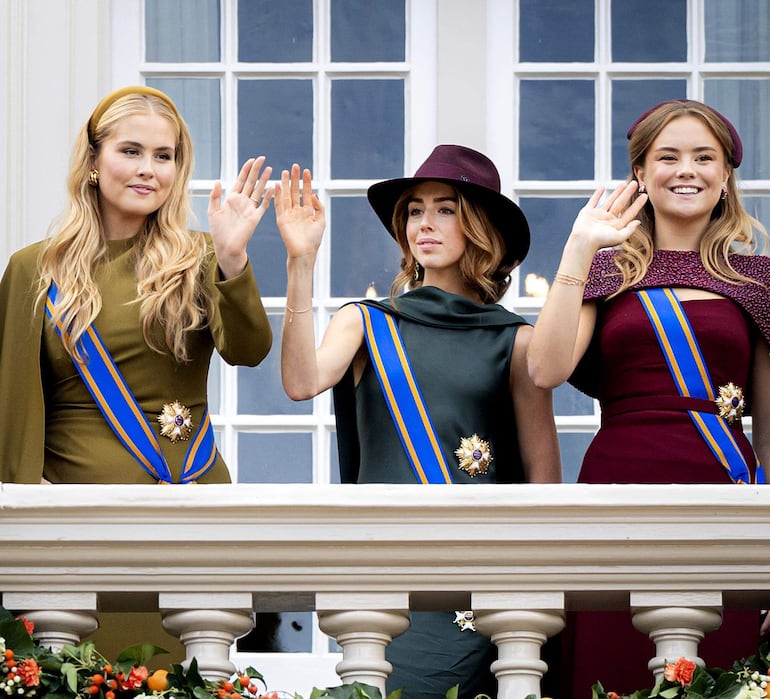 ¡Hermosas! Las princesas Amalia, Alexia y Ariane saludando a los presentes desde el balcón del Palacio Noordeinde. (EFE/EPA/RAMON VAN FLYMEN)
