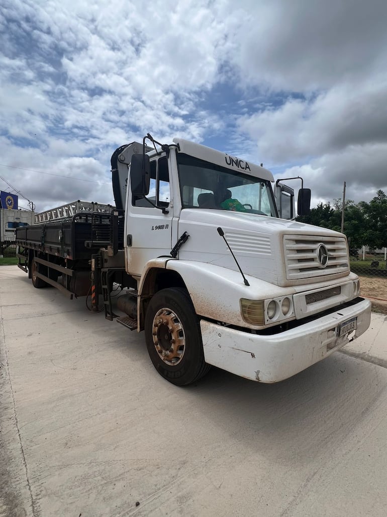 Uno de los camiones retenidos por la  Dirección Contra Delitos Económicos y Financieros de la Policía Nacional y la Dirección Nacional de Ingresos Tributarios (DNIT) en Pedro Juan Caballero.  