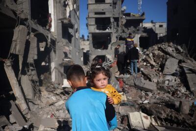 Niños entre los escombros en el sitio de un bombardeo israelí, este domingo en Nuseirat, en la Franja de Gaza.