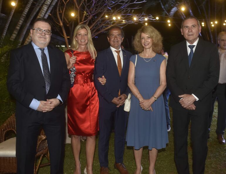 Santiago Ruiz, embajador de Ecuador, Marlies Herrera, Jörg Herrera, Katja Afheldt, embajadora de la Unión Europea y Juan Manuel Corzo, embajador de Colombia.