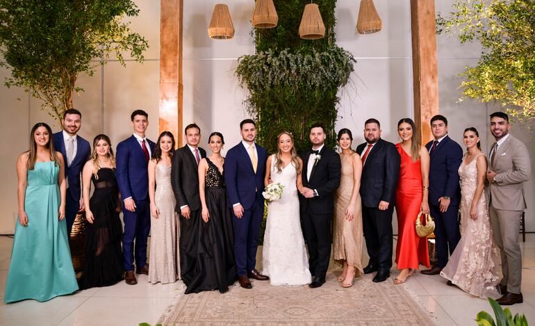 Los recién casados en compañía de sus familiares y amigos.