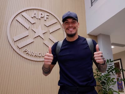 El capitán de la selección paraguaya de fútbol, Gustavo Gómez en su llegada al Centro de Alto Rendimiento de Ypané para sumarse a la disciplina de la selección albirroja.