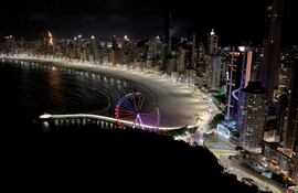Vista aérea de la playa del Balneario Camboriú, en el estado de Santa Catarina, Brasil. En primer plano, la rueda de Chicago que constituye uno de sus principales atractivos.