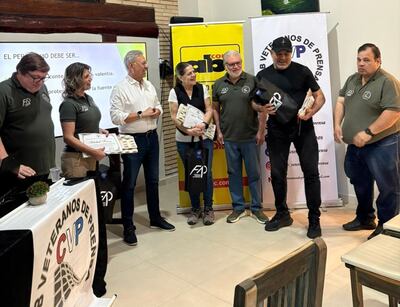 Entrega de presentes a disertantes en la jornada final del Seminario promovido por el CVP y FAP. De izq. a der. Gabriel Cazenave, Soledad Franco, Óscar Acosta, Mabel Rehnfeldt, Gustavo Rojas, Rogelio Delgado y Alcides Báez.
