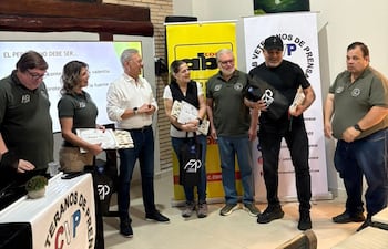 Entrega de presentes a disertantes en la jornada final del Seminario promovido por el CVP y FAP. De izq. a der. Gabriel Cazenave, Soledad Franco, Óscar Acosta, Mabel Rehnfeldt, Gustavo Rojas, Rogelio Delgado y Alcides Báez.