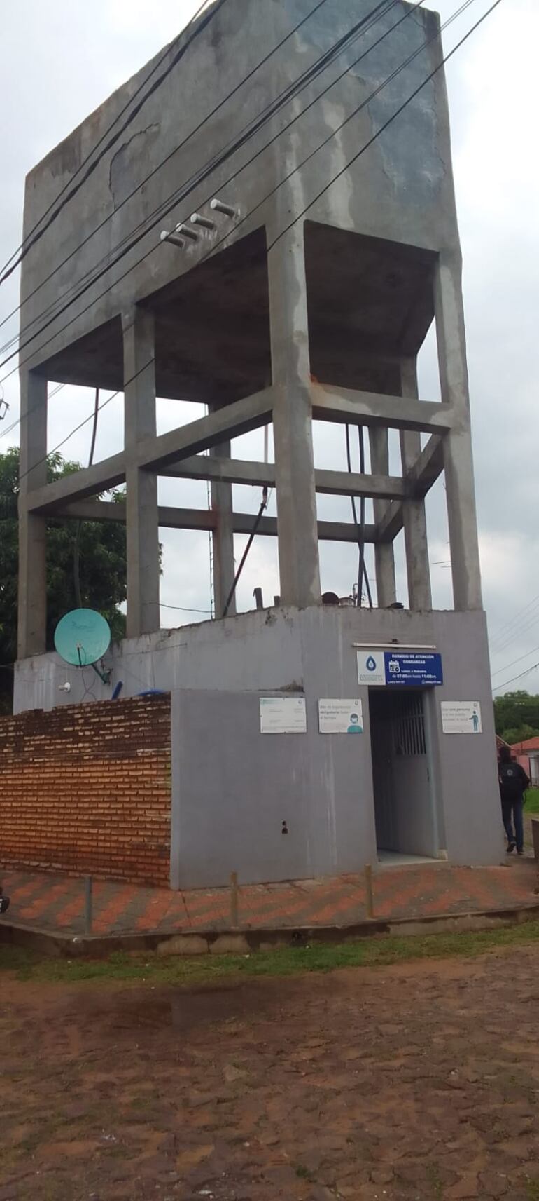 Tanque de la aguatera Izquierdo SA del barrio Ypatî de Villa Elisa, cuyos usuarios denuncian falta de agua en forma permanente.