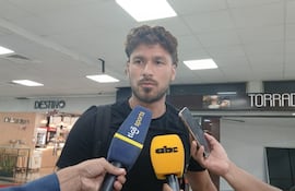 El zaguero paraguayo, Bruno Amílcar Valdez Rojas (33 años), en el momento de llegar al Aeropuerto Internacional Silvio Pettirossi.