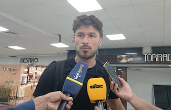 El zaguero paraguayo, Bruno Amílcar Valdez Rojas (33 años), en el momento de llegar al Aeropuerto Internacional Silvio Pettirossi.