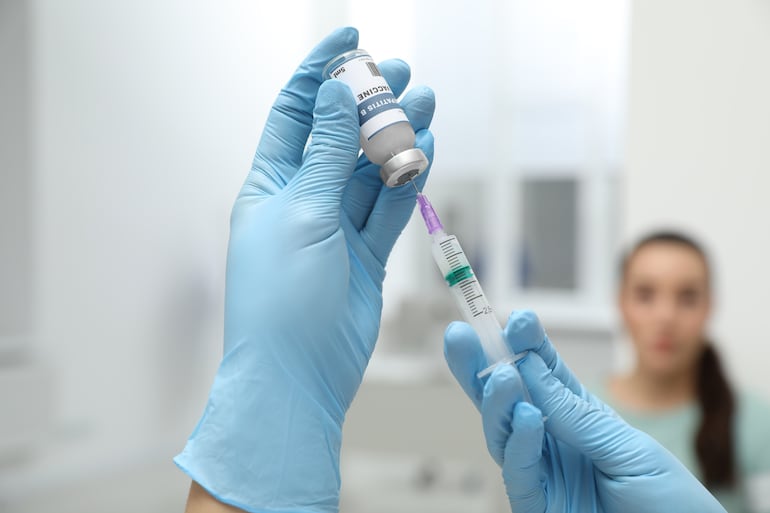 Concepto de hepatitis, vacunación.