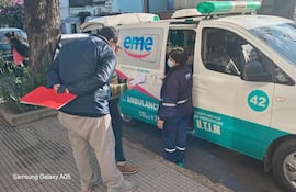 En una ambulancia, una mujer de 82 años tuvo que presentarse a gestionar la jubilación de su marido fallecido.