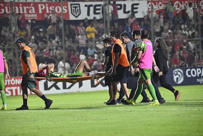 El defensor, Alexis "Pulpito" Duarte, retirado en camilla del terreno de juego del Gunther Vogel, tras sufrir la lesión ligamentaria en su estreno con la camiseta de Libertad