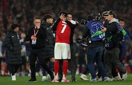 El entrenador español del Arsenal, Mikel Arteta, abraza al centrocampista inglés del Arsenal, Bukayo Saka, tras ganar el partido de vuelta de las semifinales de la UEFA Champions League entre el Arsenal y el Atlético de Madrid en el estadio Emirates, en el norte de Londres.