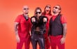 Vocalista de Cielo Ámbar en el centro, con tres integrantes en fondo naranja, todos vestidos en tonos rojos y con gafas de sol.