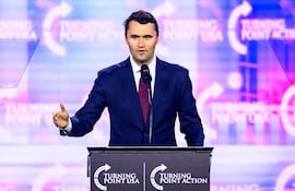 451
El activista de derecha estadounidense Charlie Kirk habla en el escenario del America Fest 2024 en Phoenix, Arizona, el 22 de diciembre de 2024. El joven activista de derecha e influencer Charlie Kirk, un importante aliado del presidente Donald Trump, fue asesinado a tiros el 10 de septiembre de 2025 en un asesinato que desató el temor a una mayor violencia política en un Estados Unidos cada vez más agitado