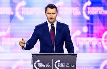 451
El activista de derecha estadounidense Charlie Kirk habla en el escenario del America Fest 2024 en Phoenix, Arizona, el 22 de diciembre de 2024. El joven activista de derecha e influencer Charlie Kirk, un importante aliado del presidente Donald Trump, fue asesinado a tiros el 10 de septiembre de 2025 en un asesinato que desató el temor a una mayor violencia política en un Estados Unidos cada vez más agitado