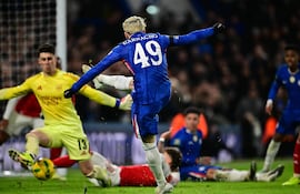 El delantero argentino del Chelsea, Alejandro Garnacho, anota el primer gol del equipo durante el partido de fútbol de ida de las semifinales de la Copa de la Liga inglesa entre el Chelsea y el Arsenal en Stamford Bridge, en Londres.