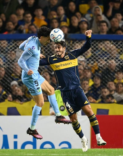 Duelo aéreo entre Arnaldo Castillo, atacante paraguayo del O'Higgins, y Nicolás Figal, durante el partido de ida celebrado en La Bombonera, con victoria de Boca Juniors por 1-0.