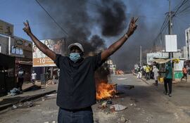 Manifestantes opositores al presidente senegalés Macky Sall protestan en Dakar, el pasado domingo.