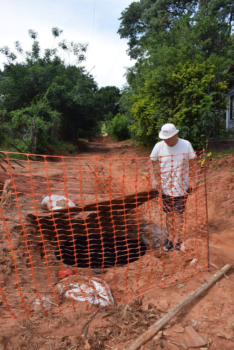 En la calle Defensores del Chaco, la avenida permanece cerrada por falta de tapas de los registros.