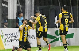 De rodillas Matías López festeja el tanto de Guaraní y el único del partido. Se unen al festejo Patricio Tanda e Iván Ramírez.