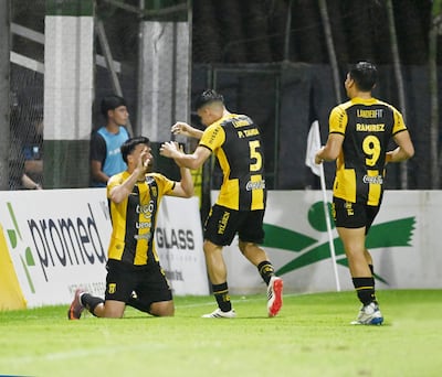 De rodillas Matías López festeja el tanto de Guaraní y el único del partido. Se unen al festejo Patricio Tanda e Iván Ramírez.