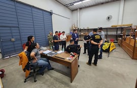 Funcionarios de la Fiscalía, policías de Crimen Organizado y militares de la Digemabel en el allanamiento a la armería Camping 44 de Asunción.