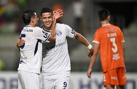 El delantero paraguayo Alex Arce, celebra un gol con Tomás Bottari, durante el partido por la fase de grupos de la Copa Libertadores entre el Deportivo La Guaira de Venezuela e Independiente Rivadavia de Argentina, en el estadio Olímpico de la UCV en Caracas.