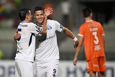 El delantero paraguayo Alex Arce, celebra un gol con Tomás Bottari, durante el partido por la fase de grupos de la Copa Libertadores entre el Deportivo La Guaira de Venezuela e Independiente Rivadavia de Argentina, en el estadio Olímpico de la UCV en Caracas.