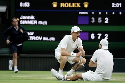 Jannik Sinner trata de consolar al lesionado Grigor Dimitrov, quien ya no pudo continuar.