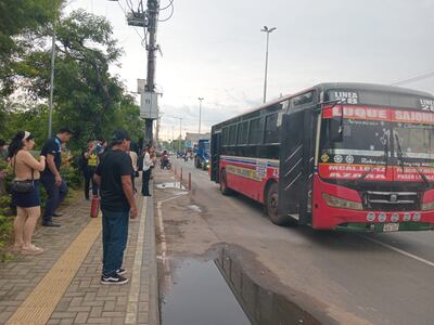 Los pasajeros de la línea 28 tras haber evacuado, luego de que se prendiera fuego en el tablero.