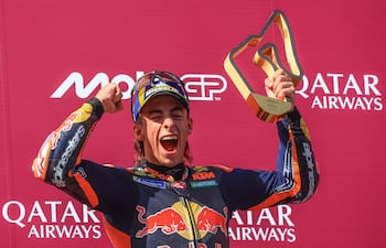 El piloto español de KTM Factory Racing, Pedro Acosta, celebra efusivamente en el podio de Austria su primera victoria en MotoGP.