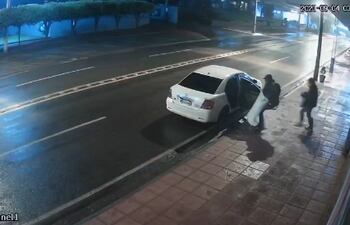 Momento en que delincuentes se llevaban armas de un local ubicado en la ciudad de Obligado, Itapúa.