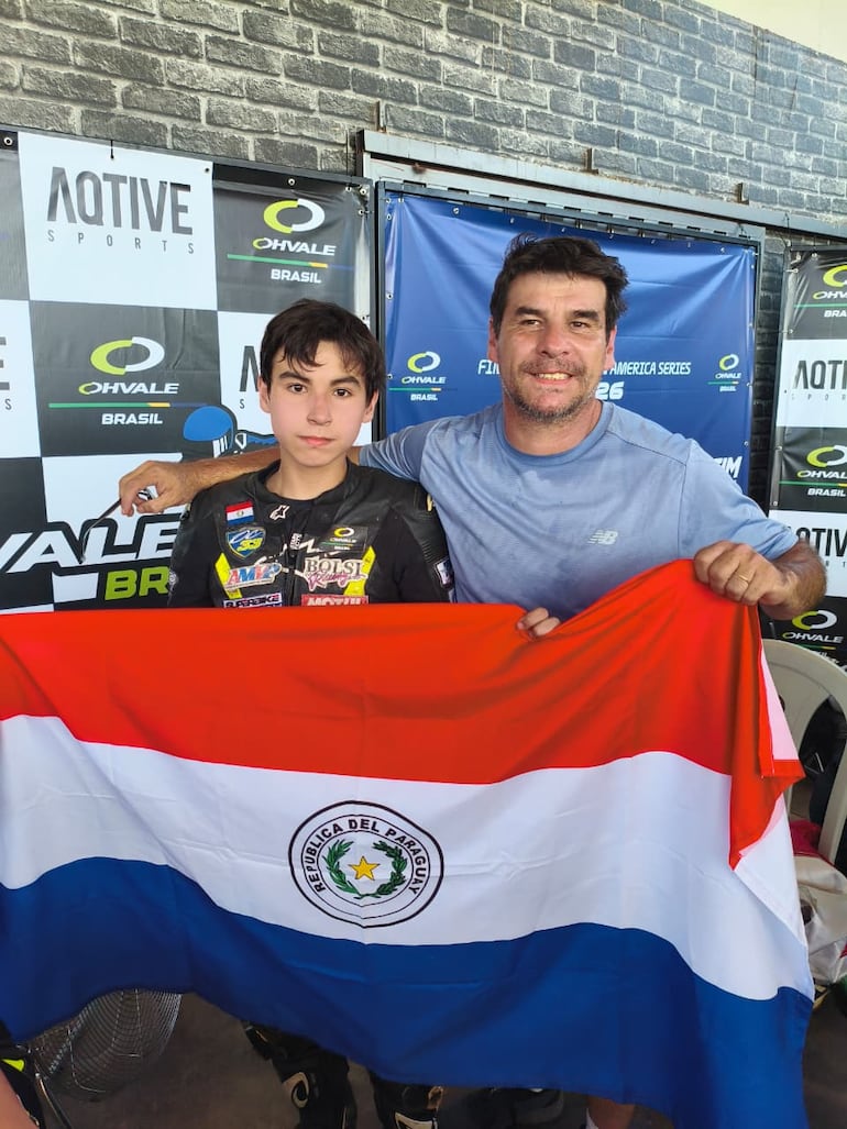 Oliver Cuevas y su padre (Ricardo) posan con la tricolor en Laranjal Paulista después del gran logro conseguido.