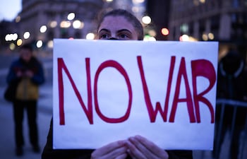 Un manifestante sostiene un cartel durante una protesta contra la acción militar estadounidense en Irán en el distrito de Manhattan, Nueva York, el 7 de abril de 2026. El presidente estadounidense Donald Trump declaró ese mismo día que había accedido a suspender los bombardeos sobre Irán durante dos semanas como parte de un acuerdo de alto el fuego si Teherán reabría por completo el vital estrecho de Ormuz. El anuncio se produjo después de que Pakistán presentara una propuesta de última hora para evitar ataques masivos estadounidenses contra Irán, y Trump advirtió que "toda una civilización morirá esta noche" si no se llegaba a un acuerdo.