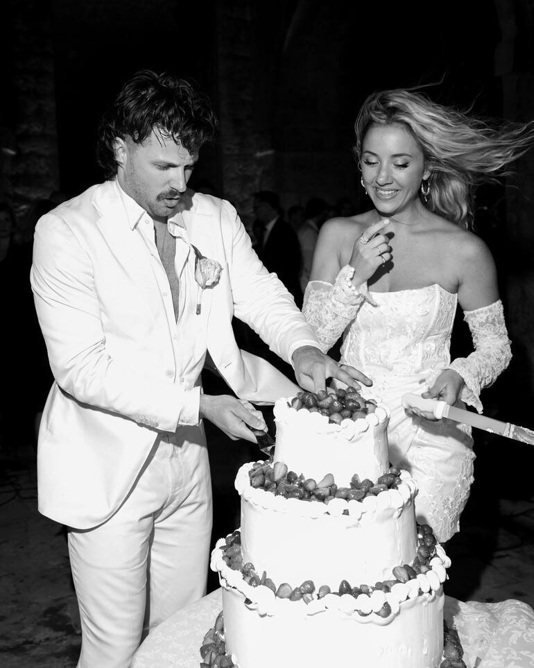 Liam Stewart y Nicole Artukovich cortando el pastel de boda. (Instagram/Liam Stewart)