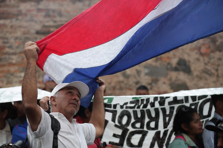 AME224. ASUNCIÓN (PARAGUAY), 18/08/2026.- Una persona participa en una manifestación que exige presupuesto para la construcción de viviendas rurales, este martes, en Asunción (Paraguay). EFE/ Juan Pablo Pino