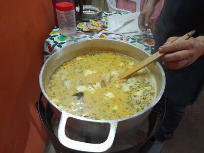 Proceso de elaboración del caldo de pescado, ideal para estos días de frío.