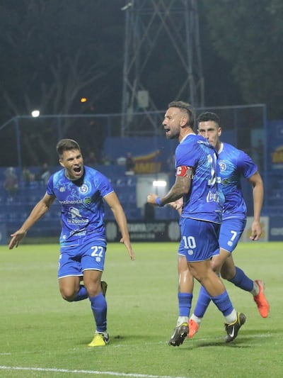 Mercelo Cañete celebra el segundo tanto "danzarín", acompañado por Aquilino Giménez y Julio Rivarola. 
