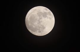 La Luna no tiene aire respirable, pero sí una atmósfera tenue que sería resultado del impacto de micrometeoritos a lo largo de miles de millones de años, en un proceso que explica un estudio publicado en Science Advances.