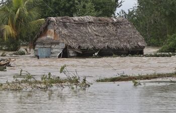Varios ríos desbordados amenazando a un puñado de comunidades rurales en el oriente de Cuba concentran los esfuerzos de los servicios de emergencia a dos días del paso por la isla del potente huracán Melissa. EFE/ Ernesto Mastrascusa