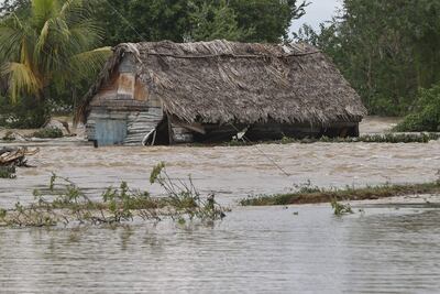 Varios ríos desbordados amenazando a un puñado de comunidades rurales en el oriente de Cuba concentran los esfuerzos de los servicios de emergencia a dos días del paso por la isla del potente huracán Melissa. EFE/ Ernesto Mastrascusa