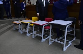Pupitres llevados por los cartista para la sesión de la fecha de Diputados.