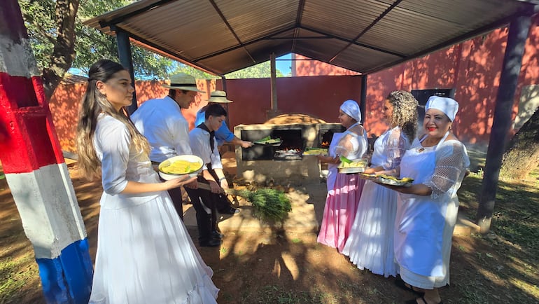 Los asistentes, con entusiasmo, llevaron la chipa al tatakua.